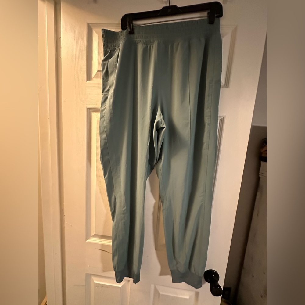 Lululemon wanderer full length women’s jogger size 12, sage green